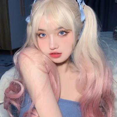 女人步上楼梯时